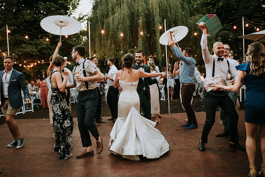 wedding party dancing at linden gardens